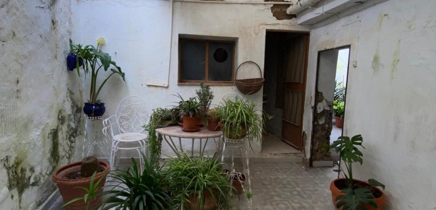 Casa a Reformar con Amplios Espacios y Patios Interiores!