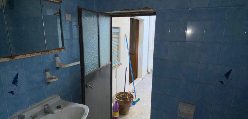 Casa a Reformar con Amplios Espacios y Patios Interiores!