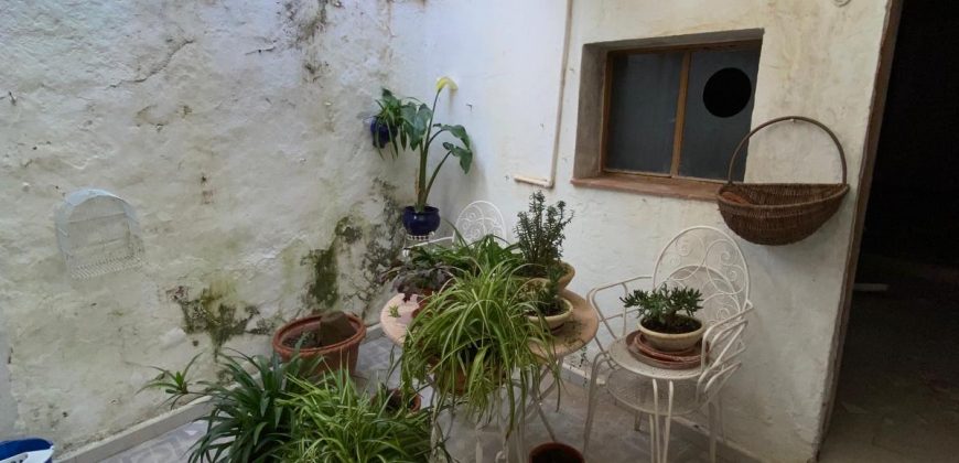 Casa a Reformar con Amplios Espacios y Patios Interiores!