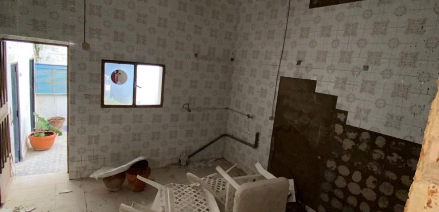 Casa a Reformar con Amplios Espacios y Patios Interiores!