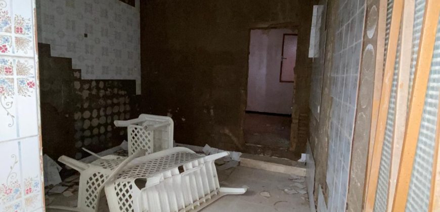 Casa a Reformar con Amplios Espacios y Patios Interiores!