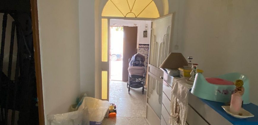 Casa a Reformar con Amplios Espacios y Patios Interiores!