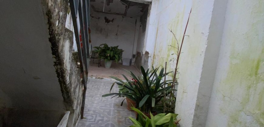 Casa a Reformar con Amplios Espacios y Patios Interiores!