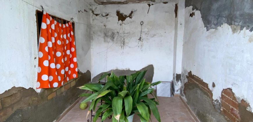 Casa a Reformar con Amplios Espacios y Patios Interiores!