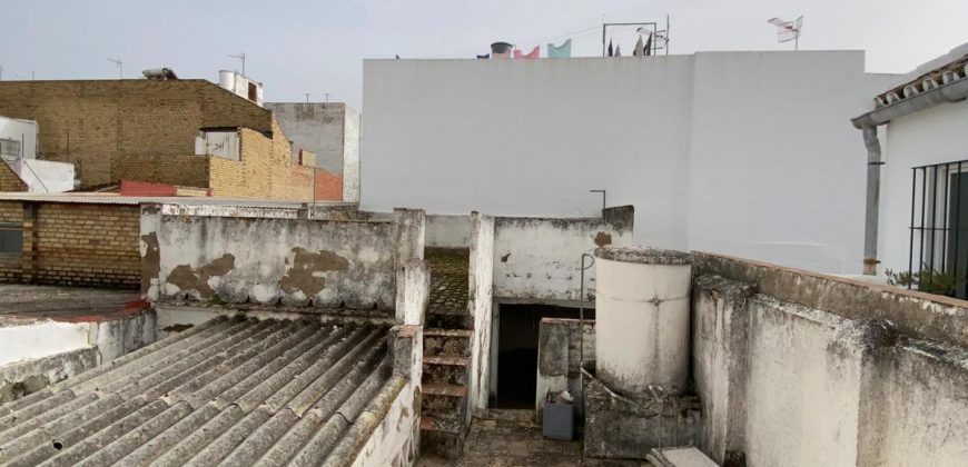 Casa a Reformar con Amplios Espacios y Patios Interiores!