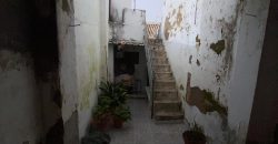 Casa a Reformar con Amplios Espacios y Patios Interiores!