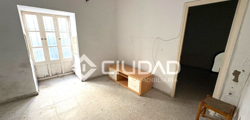 Casa de pueblo a reformar muy cerca del centro