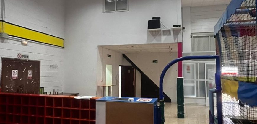 Amplia Nave Comercial Ideal para Actividades de Ocio y Restauración en Calle Taranta!