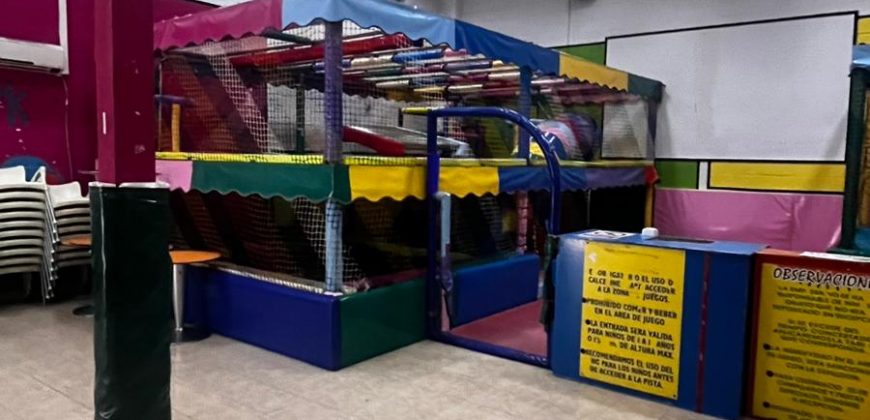 Amplia Nave Comercial Ideal para Actividades de Ocio y Restauración en Calle Taranta!