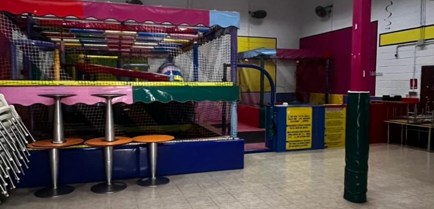 Amplia Nave Comercial Ideal para Actividades de Ocio y Restauración en Calle Taranta!