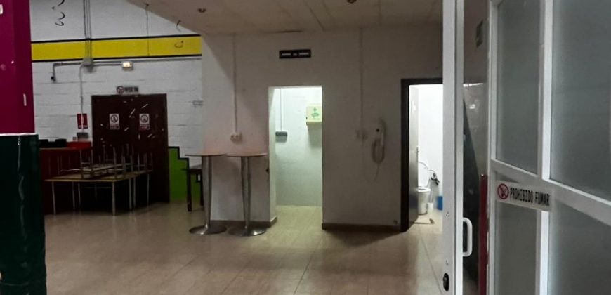 Amplia Nave Comercial Ideal para Actividades de Ocio y Restauración en Calle Taranta!