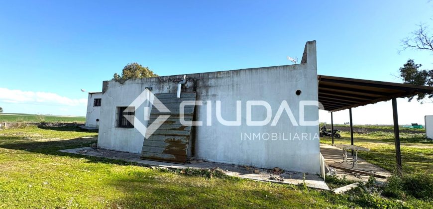 Finca rústica de uso agrícola con casa y nave