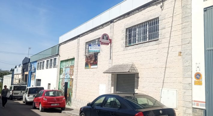 Amplia Nave Comercial Ideal para Actividades de Ocio y Restauración en Calle Taranta!