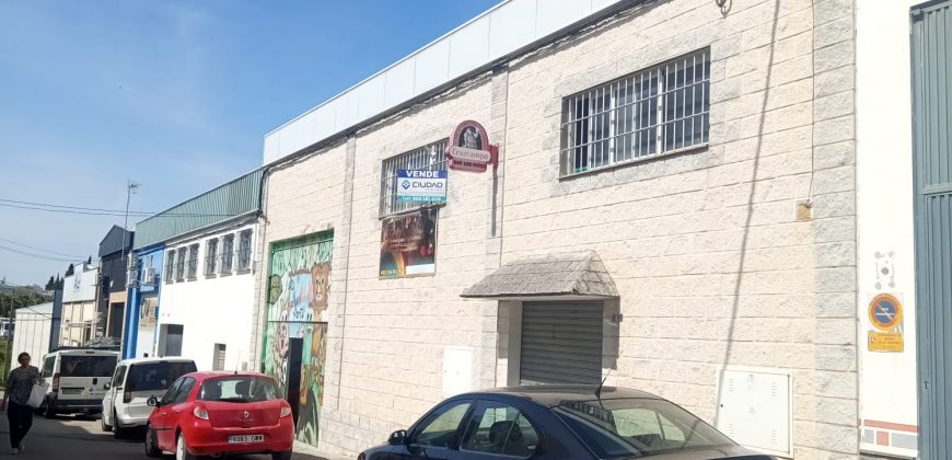 Amplia Nave Comercial Ideal para Actividades de Ocio y Restauración en Calle Taranta!