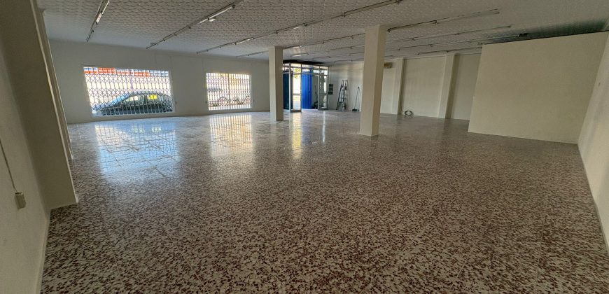 Amplio Local Comercial con Oficina y Aseo en ZONA El Pantano ! Calle Gran Capitán !