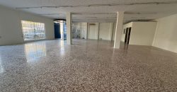 Amplio Local Comercial con Oficina y Aseo en ZONA El Pantano ! Calle Gran Capitán !