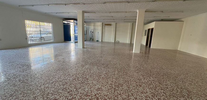 Amplio Local Comercial con Oficina y Aseo en ZONA El Pantano ! Calle Gran Capitán !