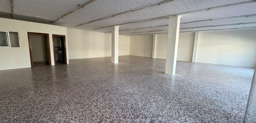 Amplio Local Comercial con Oficina y Aseo en ZONA El Pantano ! Calle Gran Capitán !