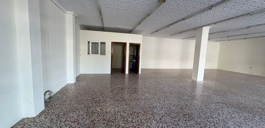 Amplio Local Comercial con Oficina y Aseo en ZONA El Pantano ! Calle Gran Capitán !