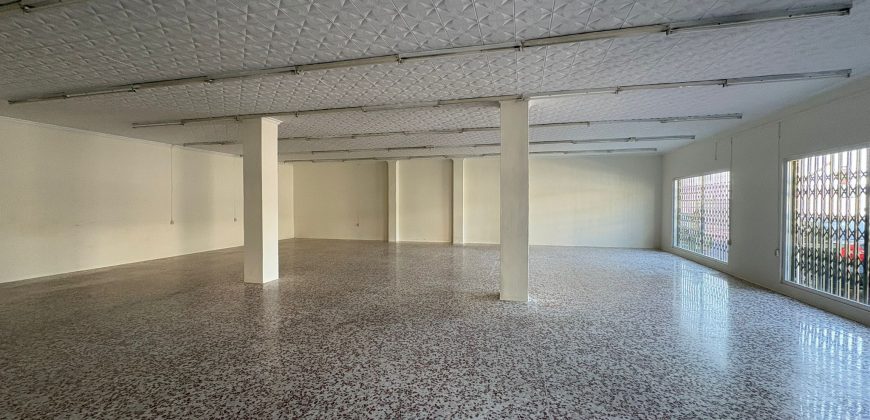 Amplio Local Comercial con Oficina y Aseo en ZONA El Pantano ! Calle Gran Capitán !