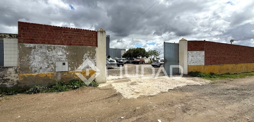 Terreno rústico con 2 naves en Cañada del Amarguillo