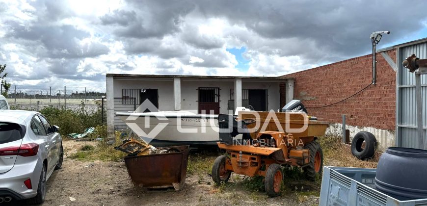 Terreno rústico con 2 naves en Cañada del Amarguillo