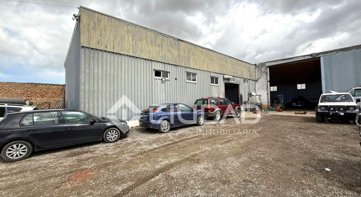 Terreno rústico con 2 naves en Cañada del Amarguillo