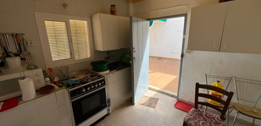 ¡¡Gran Oportunidad: Casa de 296 m² con patio, cochera y salida a dos calles!!