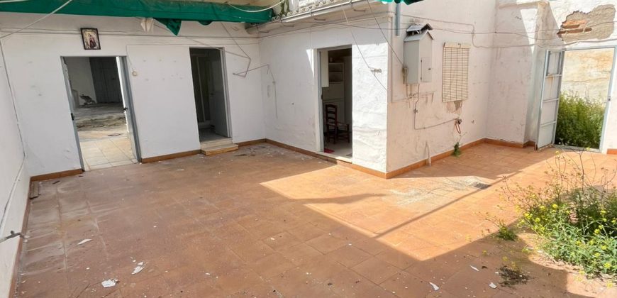 ¡¡Gran Oportunidad: Casa de 296 m² con patio, cochera y salida a dos calles!!