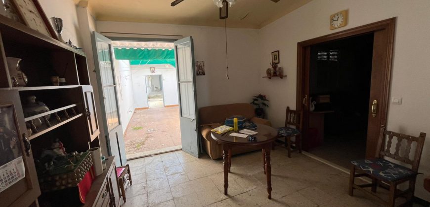 ¡¡Gran Oportunidad: Casa de 296 m² con patio, cochera y salida a dos calles!!