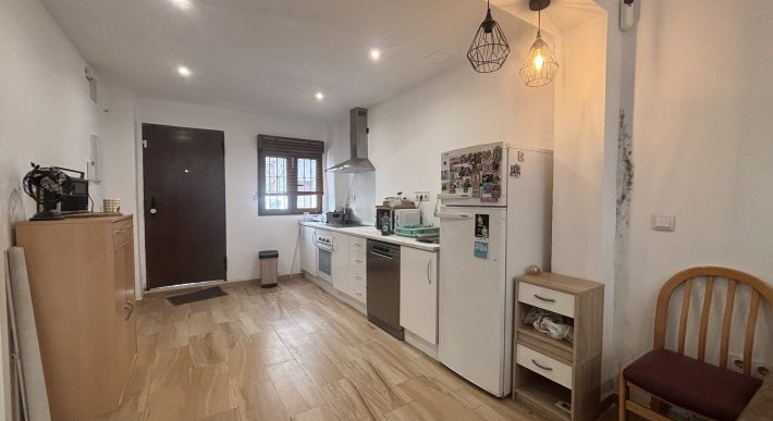 SE VENDE ESPECTACULAR CHALET ADOSADO EN PLENO CORAZÓN DE CAMAS