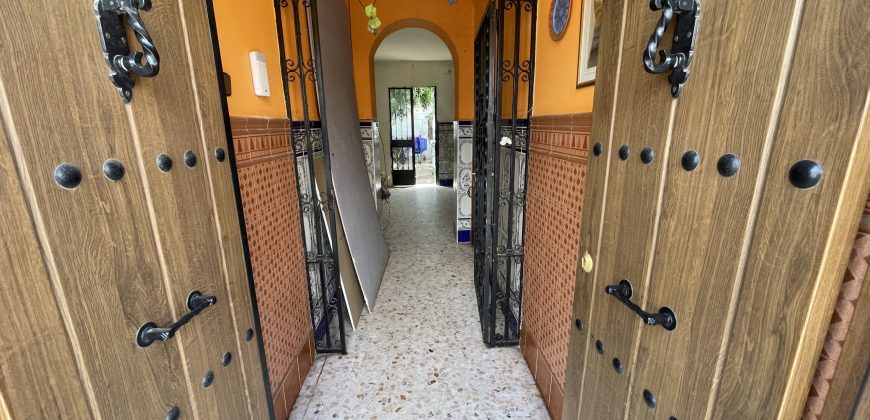 SE VENDE ESPECTACULAR CHALET ADOSADO EN PLENO CORAZÓN DE CAMAS
