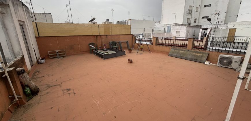 SE VENDE ESPECTACULAR CHALET ADOSADO EN PLENO CORAZÓN DE CAMAS