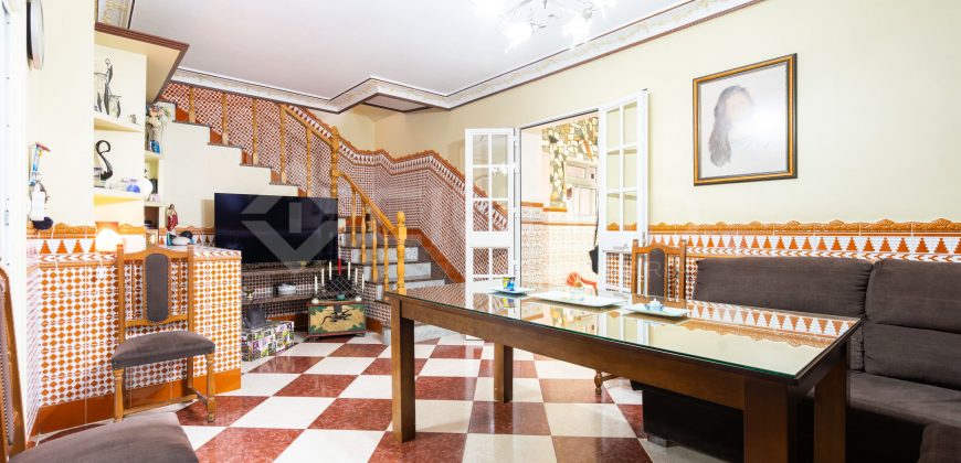 Se vende amplia vivienda de 234 m² situada en una excelente zona, ideal para familias.