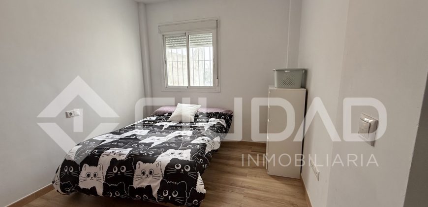 Casa adosada con sótano, patio y azotea – Zona Bulevar