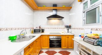 Se vende amplia vivienda de 234 m² situada en una excelente zona, ideal para familias.