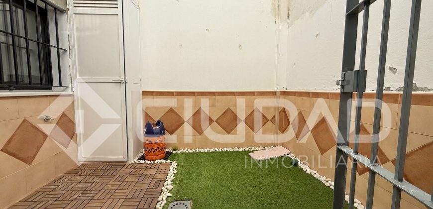 Casa adosada con sótano, patio y azotea – Zona Bulevar