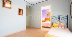 Se vende amplia vivienda de 234 m² situada en una excelente zona, ideal para familias.