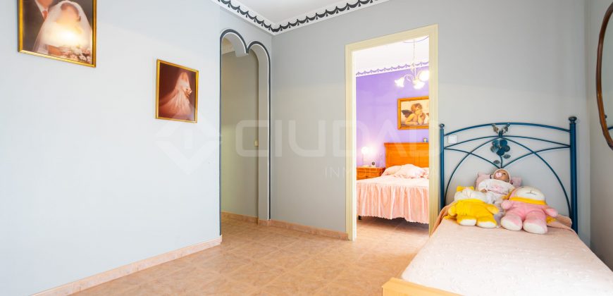 Se vende amplia vivienda de 234 m² situada en una excelente zona, ideal para familias.