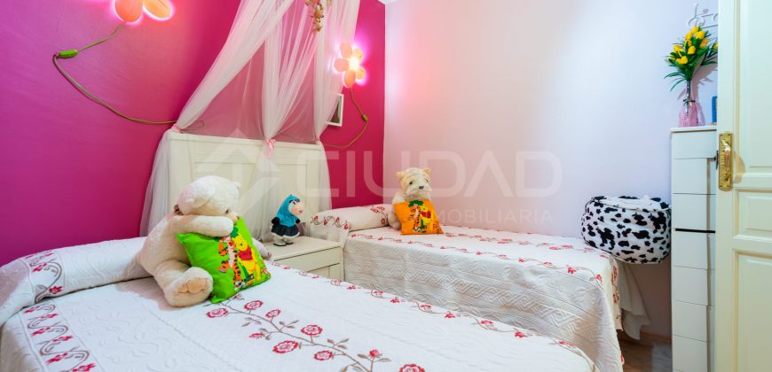 Se vende amplia vivienda de 234 m² situada en una excelente zona, ideal para familias.