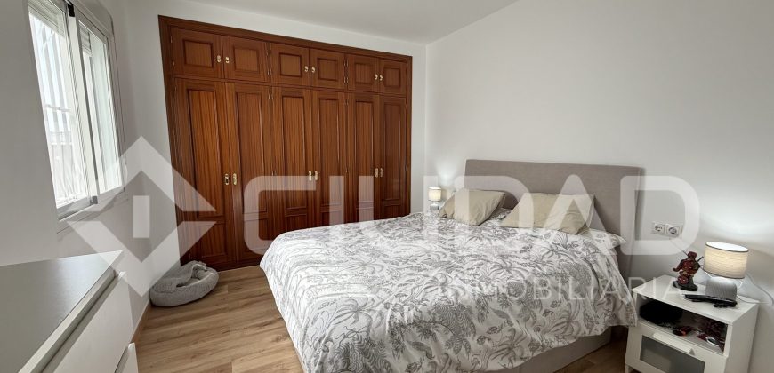 Casa adosada con sótano, patio y azotea – Zona Bulevar
