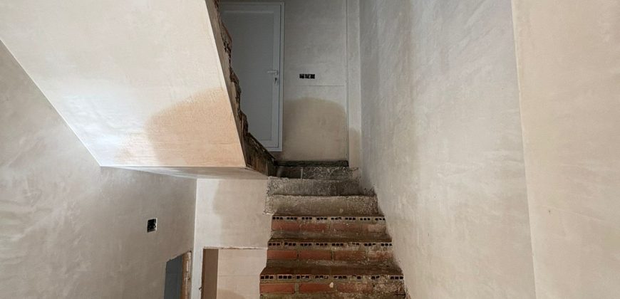 Casa en Construcción: Espacios Amplios y Luminosos en calle Vilches !
