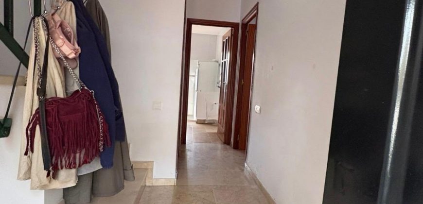 Amplia y Luminosa Propiedad en Zona Tranquila con Posibilidad de Aparcamiento!