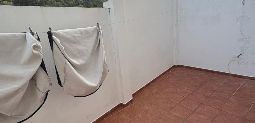 Amplia y Luminosa Propiedad en Zona Tranquila con Posibilidad de Aparcamiento!