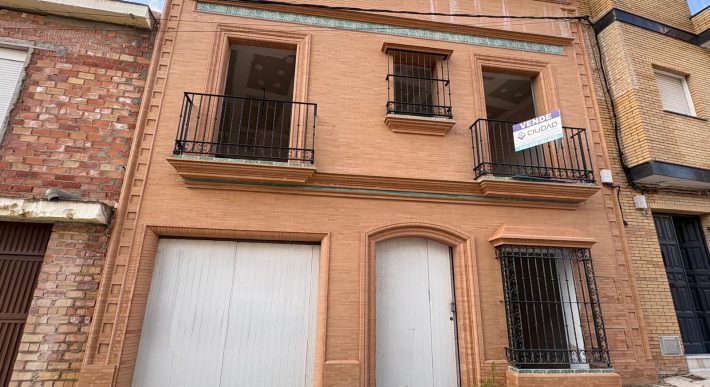Casa en Construcción: Espacios Amplios y Luminosos en calle Vilches !