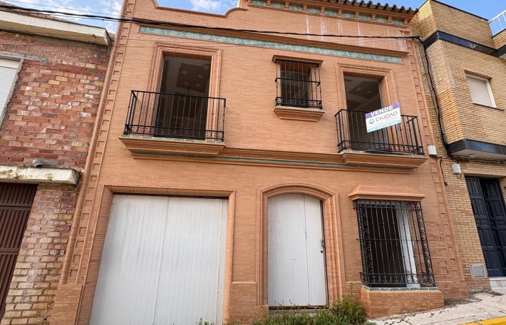Casa en Construcción: Espacios Amplios y Luminosos en calle Vilches !