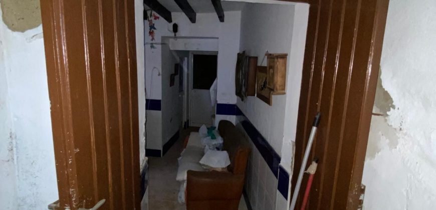 Amplia Propiedad en Dos Niveles con Potencial de Reforma