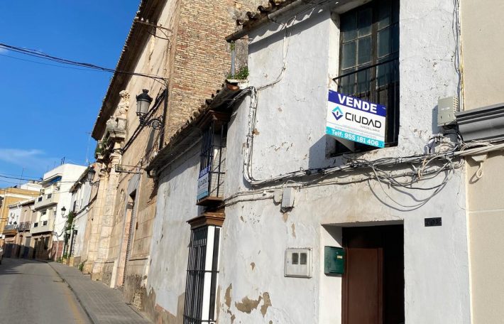 Amplia Propiedad en Dos Niveles con Potencial de Reforma