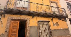 Amplia Casa de Dos Plantas con Posibilidades de Reforma en calle San Juan Bosco!