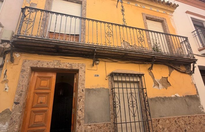 Amplia Casa de Dos Plantas con Posibilidades de Reforma en calle San Juan Bosco!